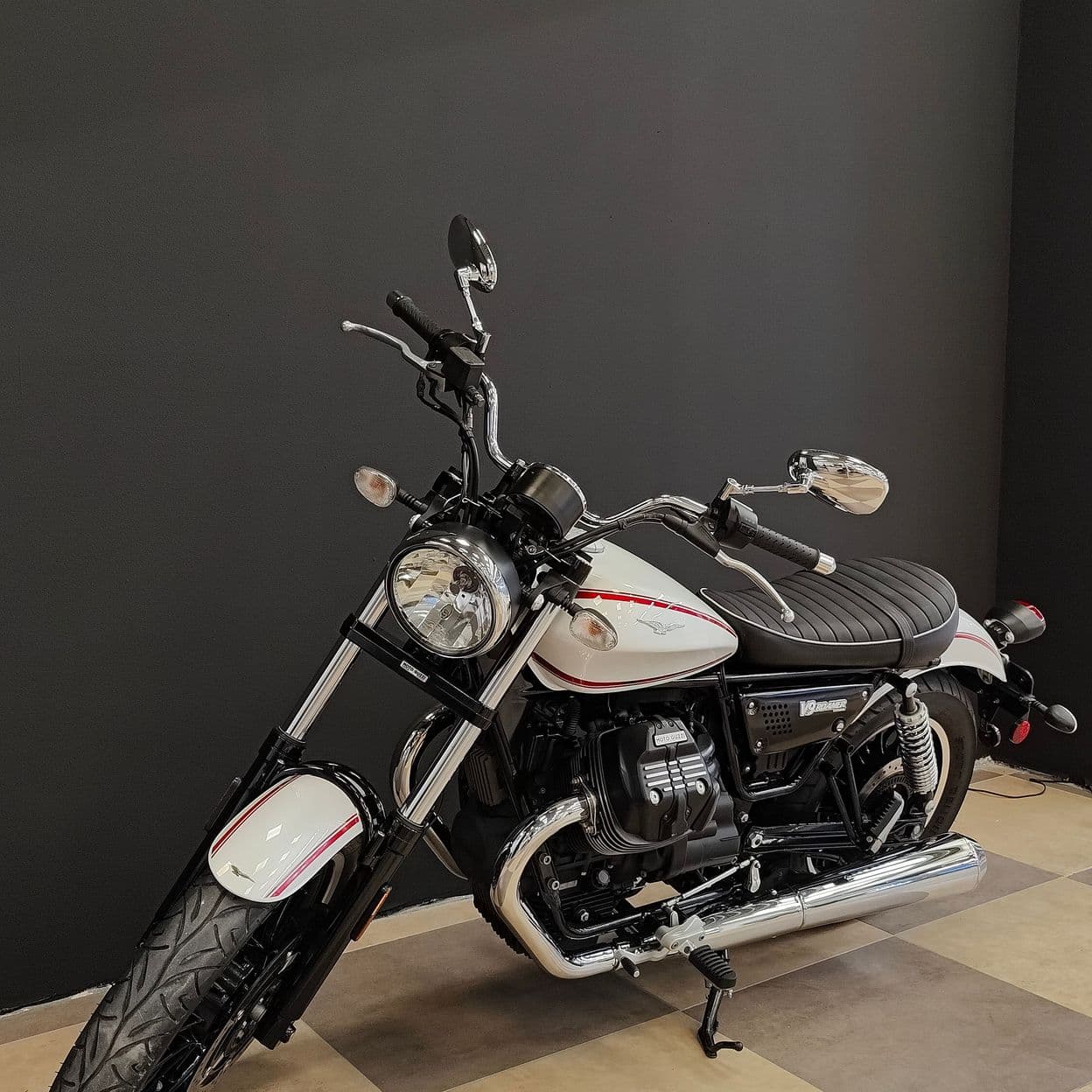 Купить Moto Guzzi V9 Roamer