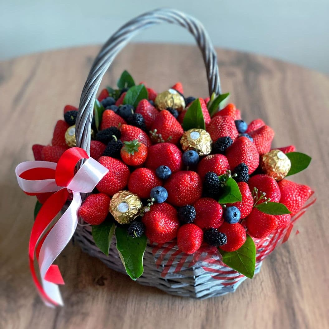 Купить Корзинка из клубники, голубики, ежевики арт. 496