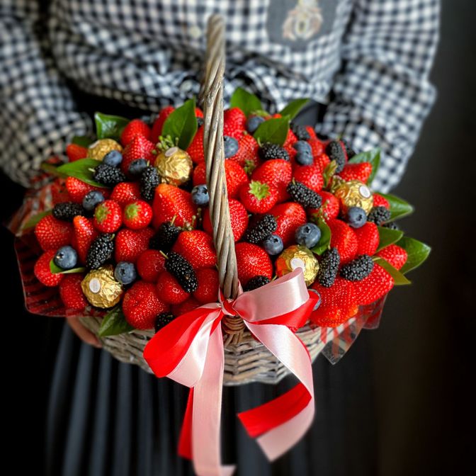 Букет из клубники, конфет и тюльпанов