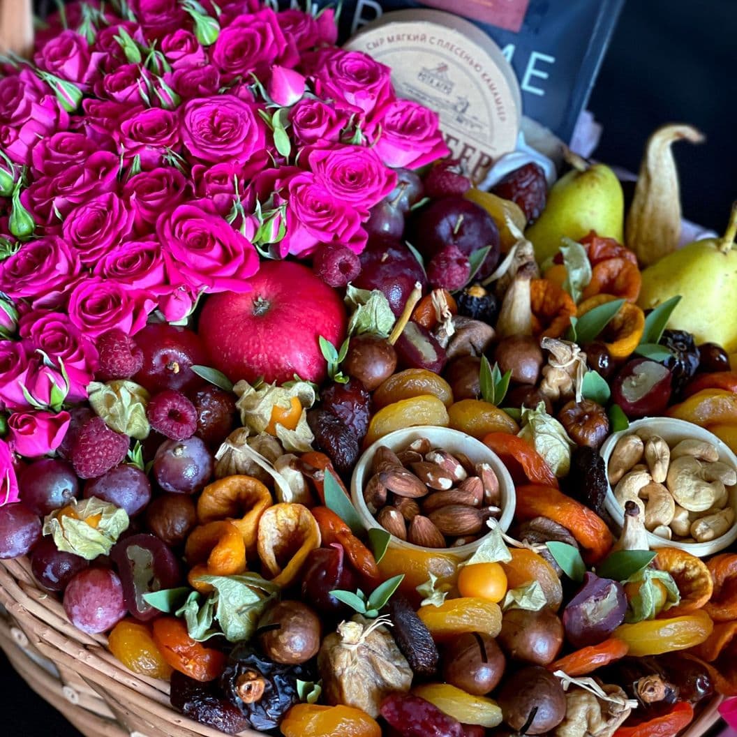 Купить Корзина из роз с сухофруктами арт. 517