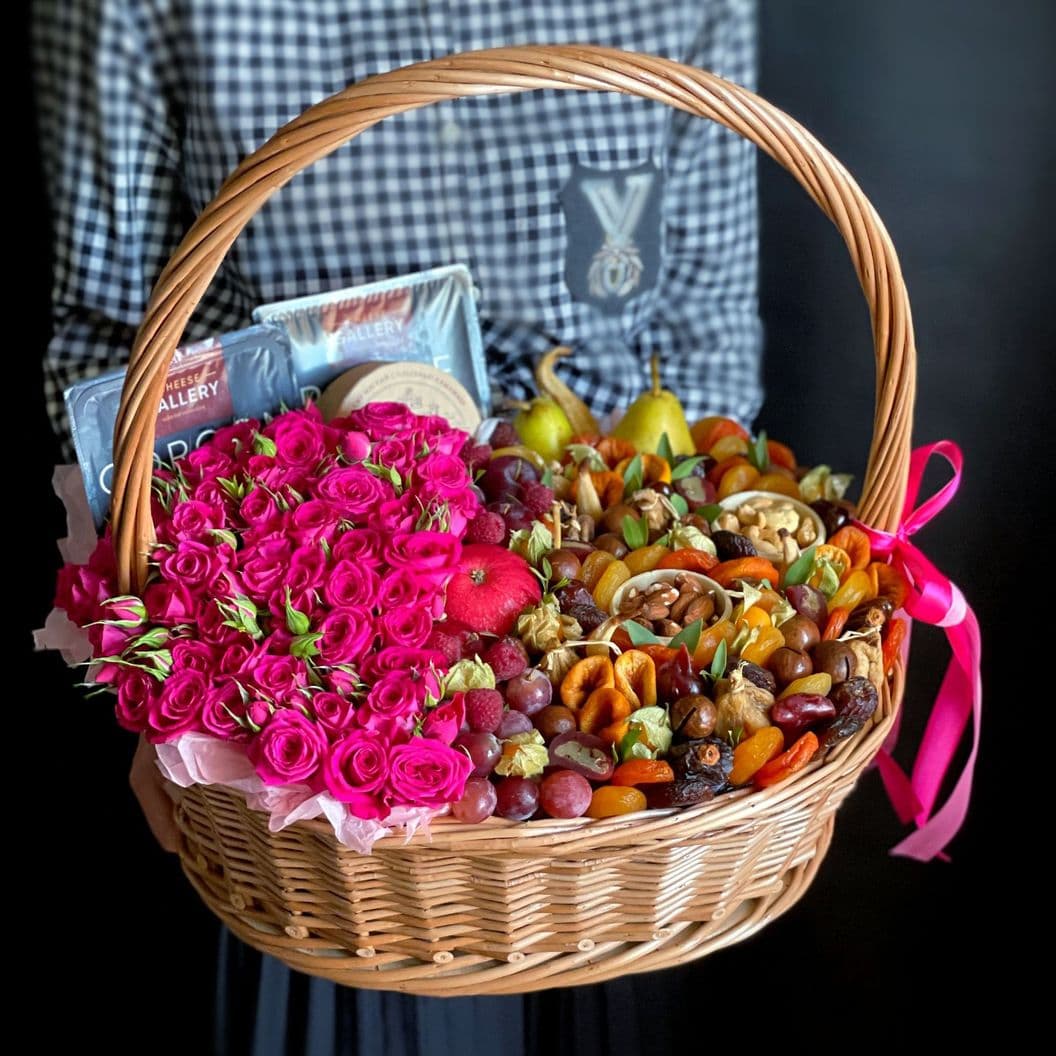 Купить Корзина из роз с сухофруктами арт. 517