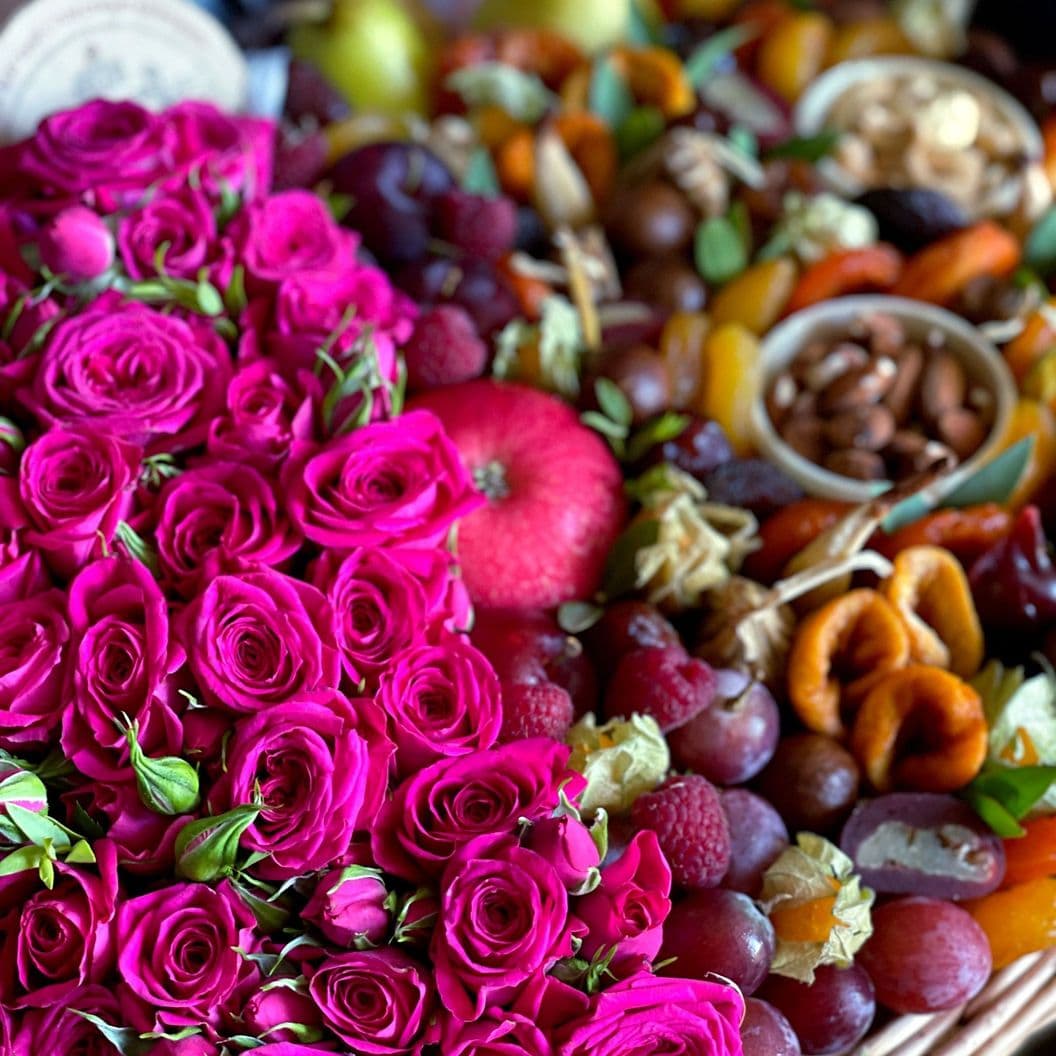 Купить Корзина из роз с сухофруктами арт. 517