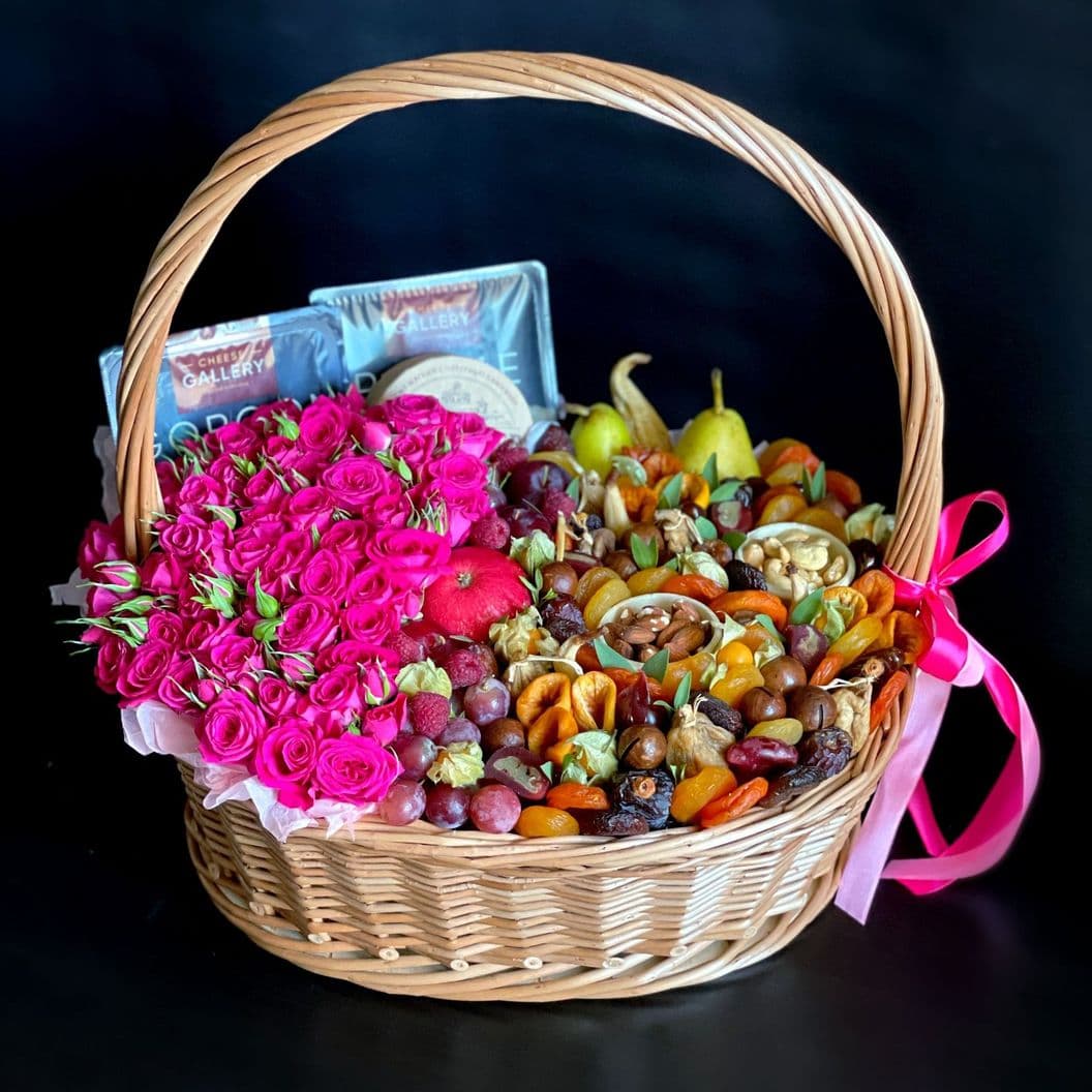 Купить Корзина из роз с сухофруктами арт. 517