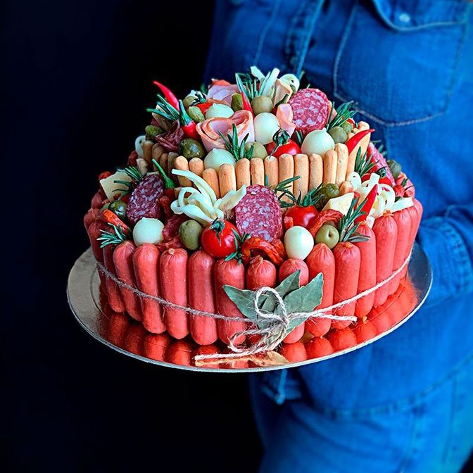 Торт из колбасок и сыров