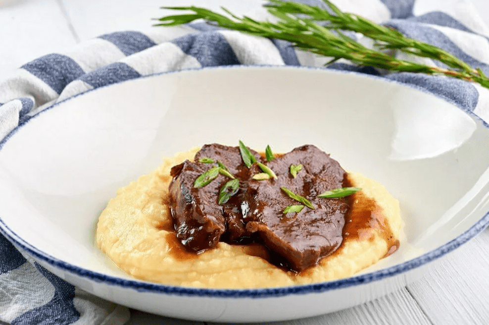 Купить Говяжьи щечки с толченой картошкой и пармезаном