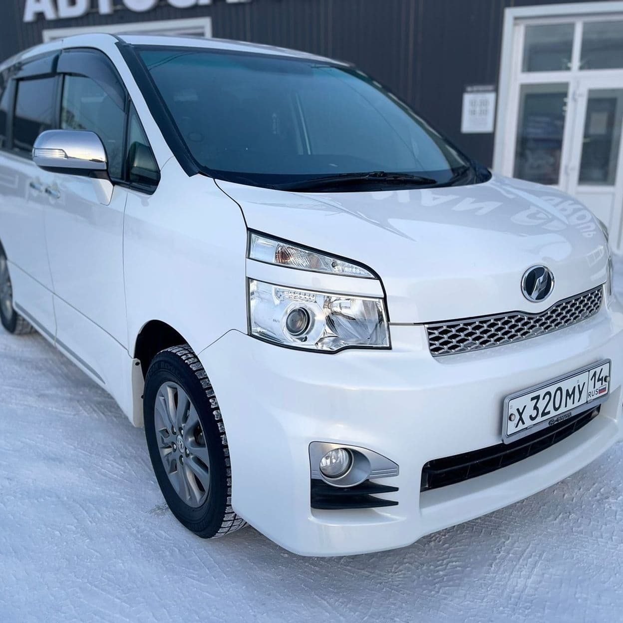 Купить Toyota Voxy 2012  г.в. 