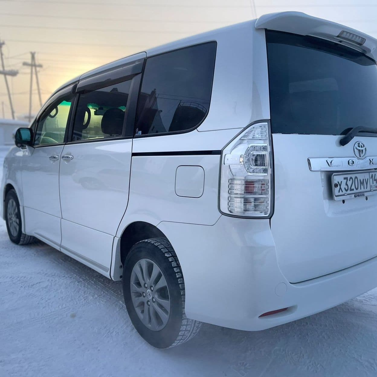 Купить Toyota Voxy 2012  г.в. 