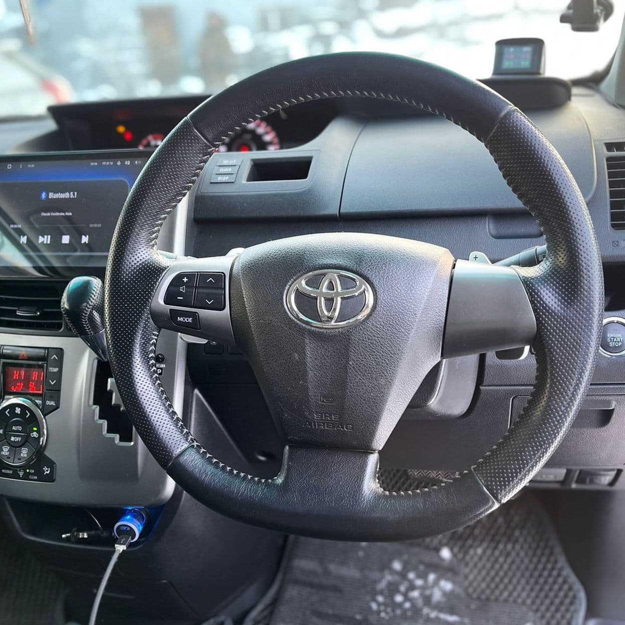 Купить Toyota Voxy 2012  г.в. 