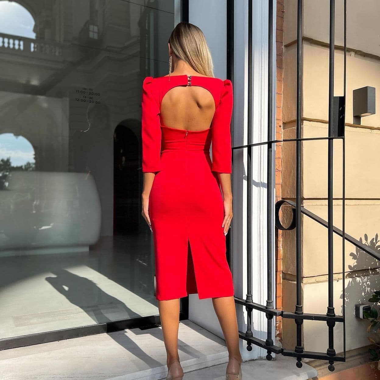 Купить Силуэтное платье миди с открытой спинкой