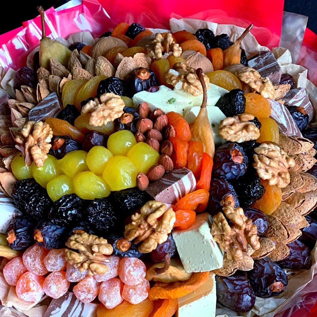 Купить Букет из орехов и сухофруктов арт. 336