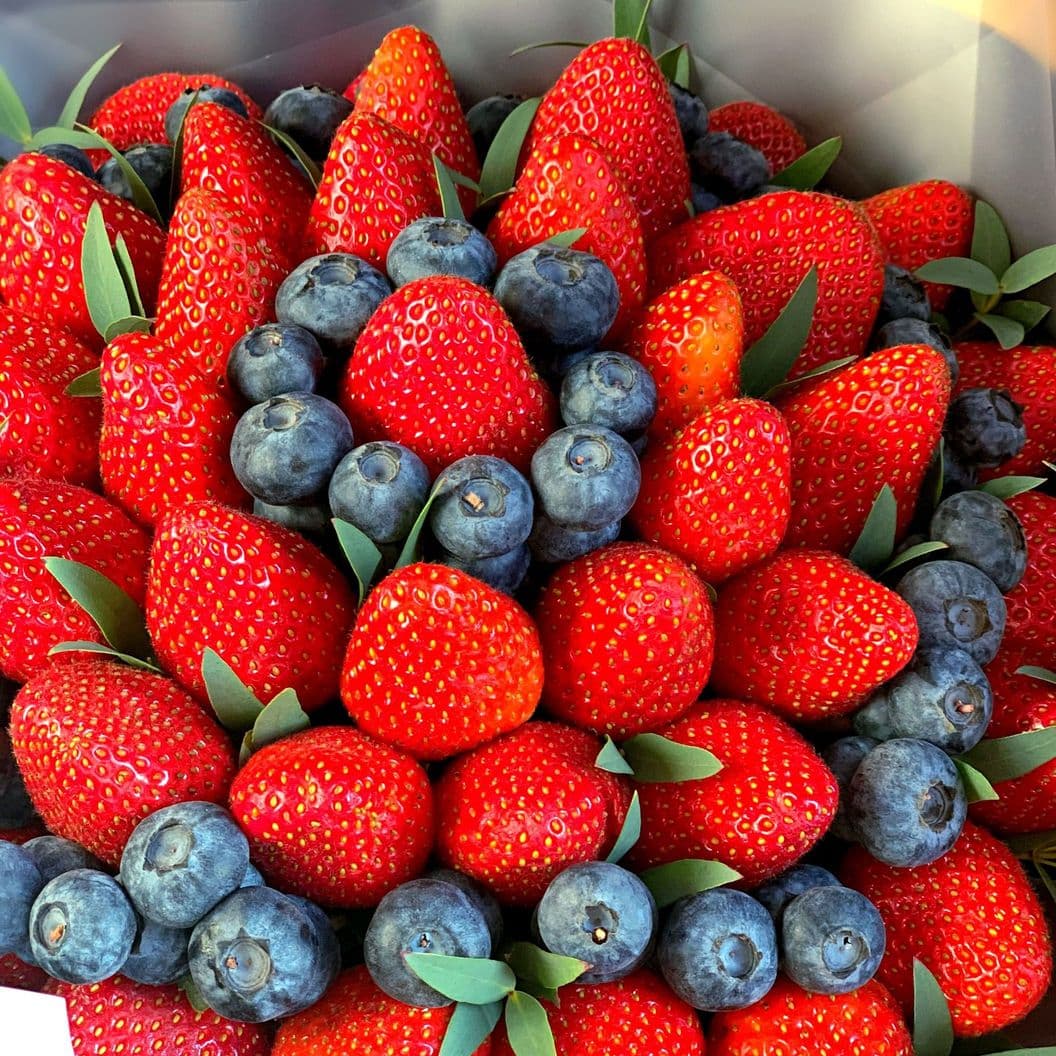 Купить Букет из клубники и голубики арт. 242