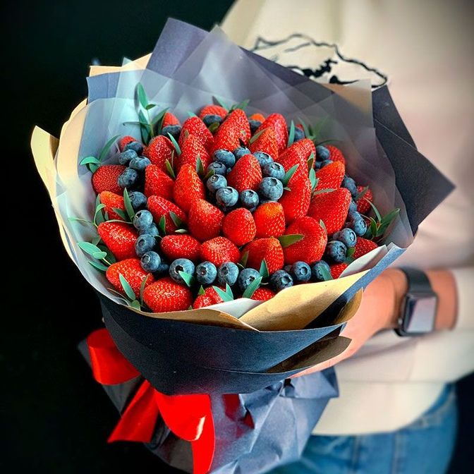 Букет из клубники и голубики