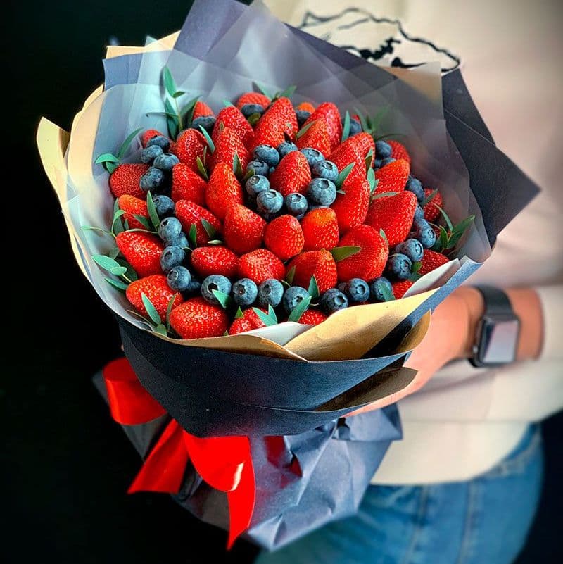 Купить Букет из клубники и голубики арт. 242