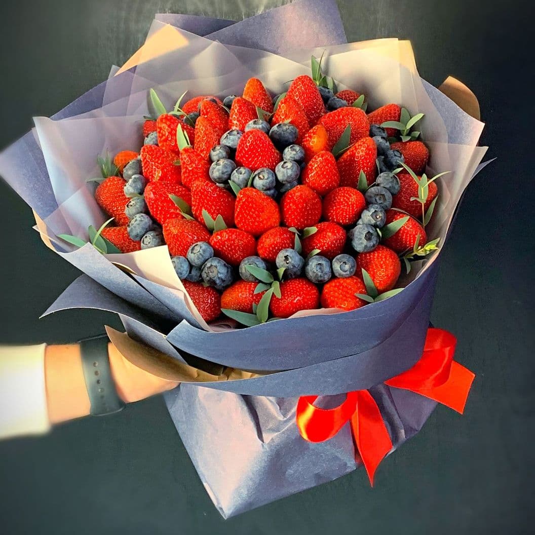 Купить Букет из клубники и голубики арт. 242