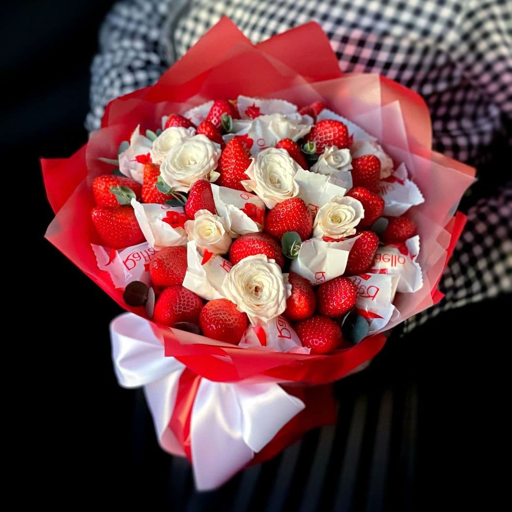 Купить Клубничный букет с конфетами арт. 399