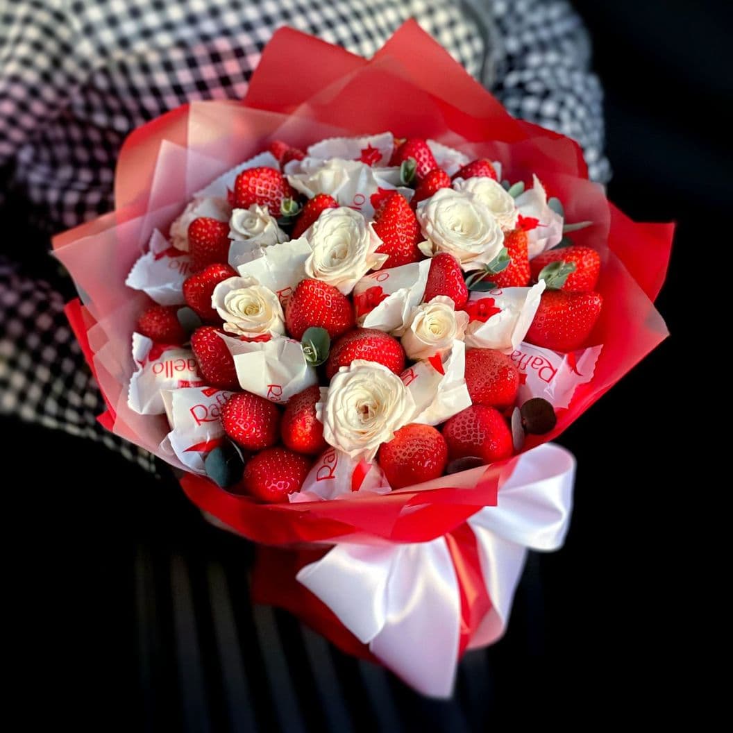 Купить Клубничный букет с конфетами арт. 399