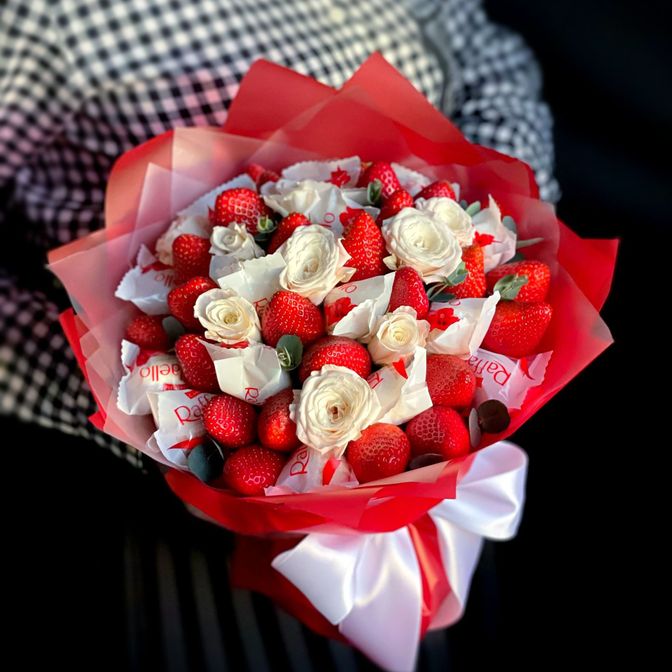 Букет из клубники, конфет и тюльпанов