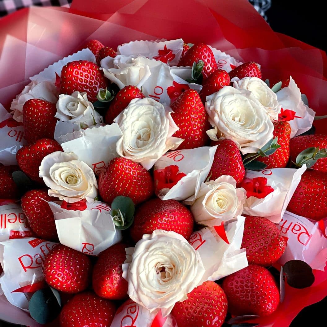 Купить Клубничный букет с конфетами арт. 399