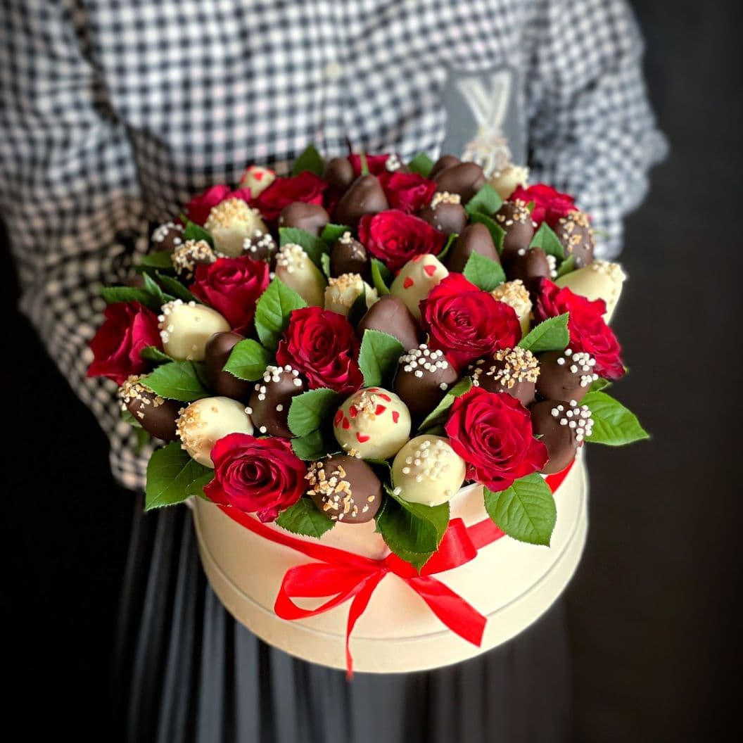Купить Клубника в шоколаде с розами арт. 493