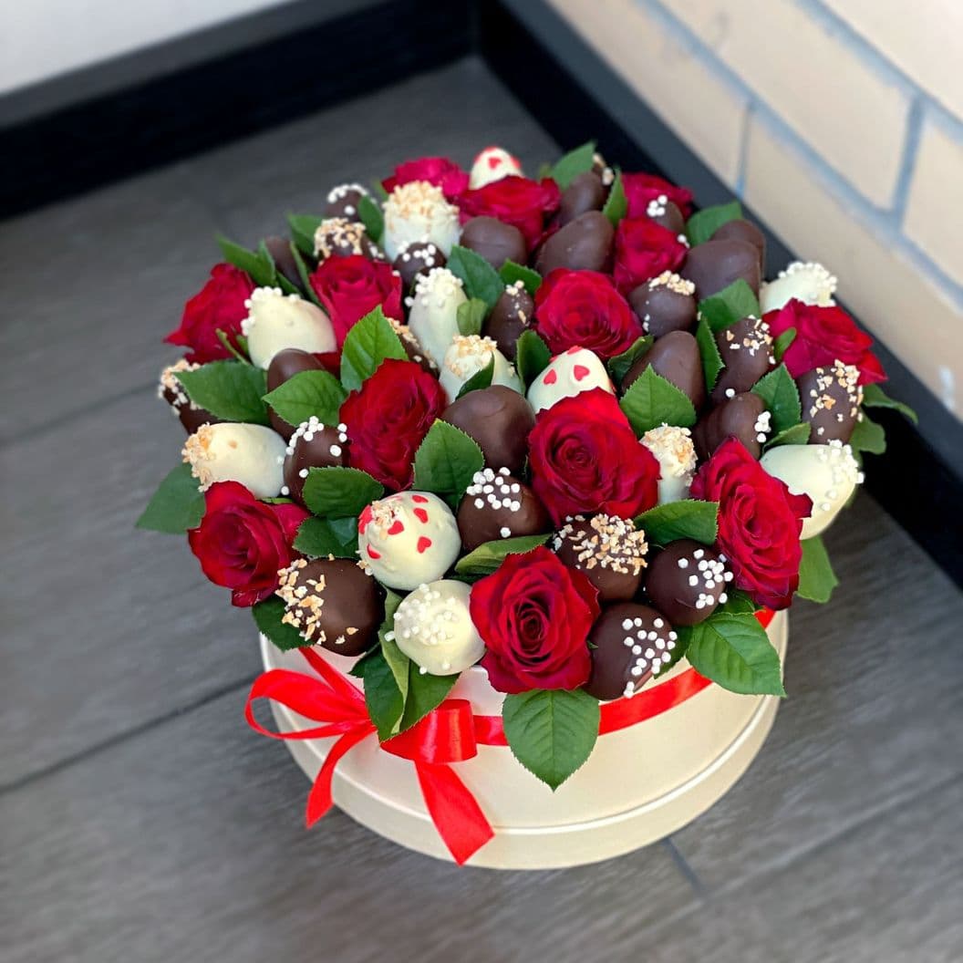 Купить Клубника в шоколаде с розами арт. 493