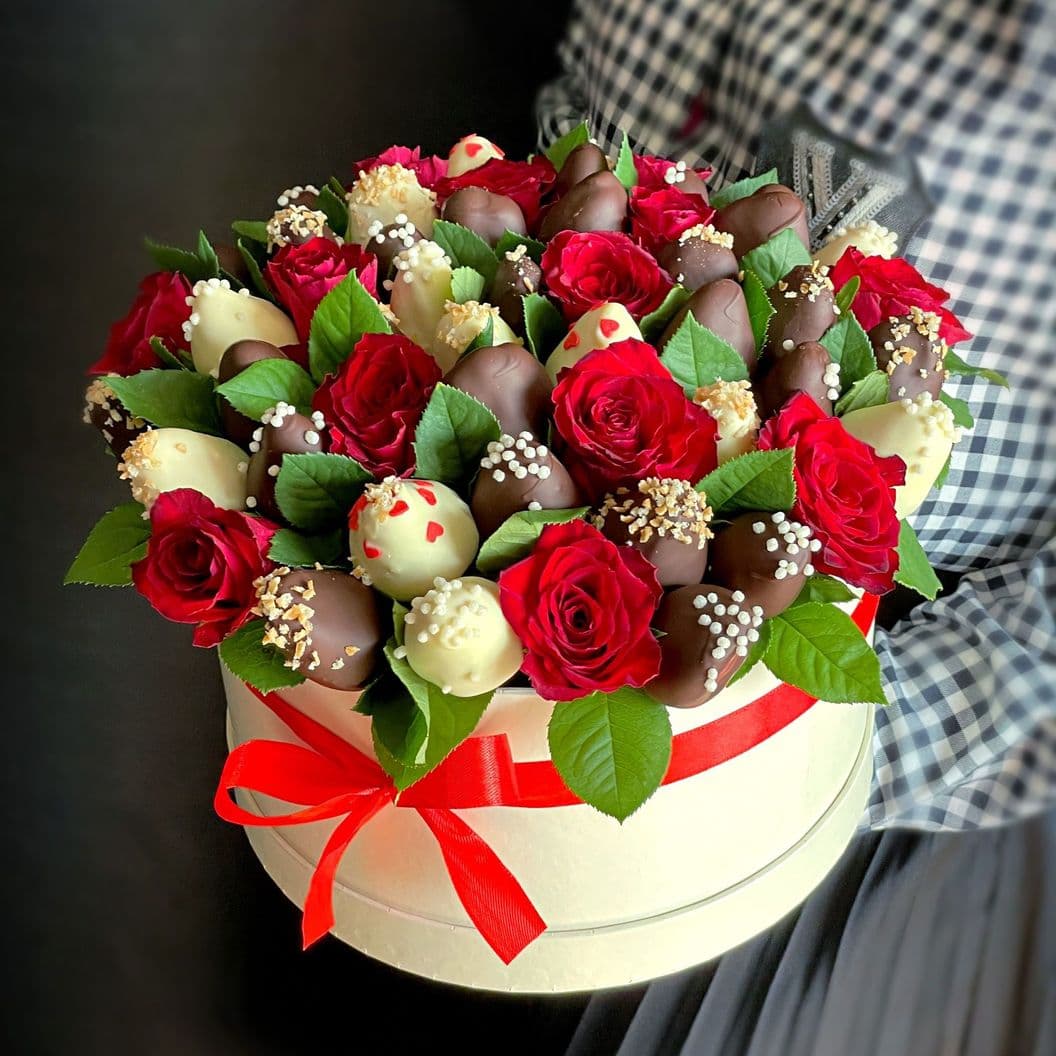 Купить Клубника в шоколаде с розами арт. 493