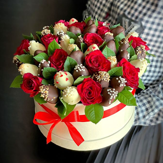 Букет из клубники, конфет и тюльпанов