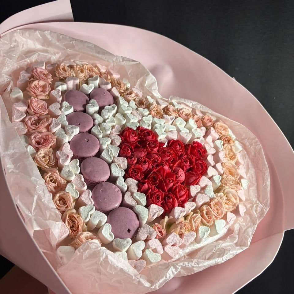 Купить Розы с маршмелоу и миндальным печеньем