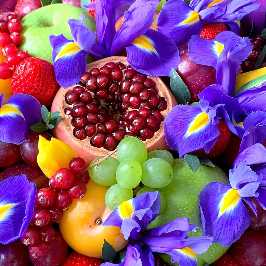 Купить Фруктовый букет с цветами арт. 261