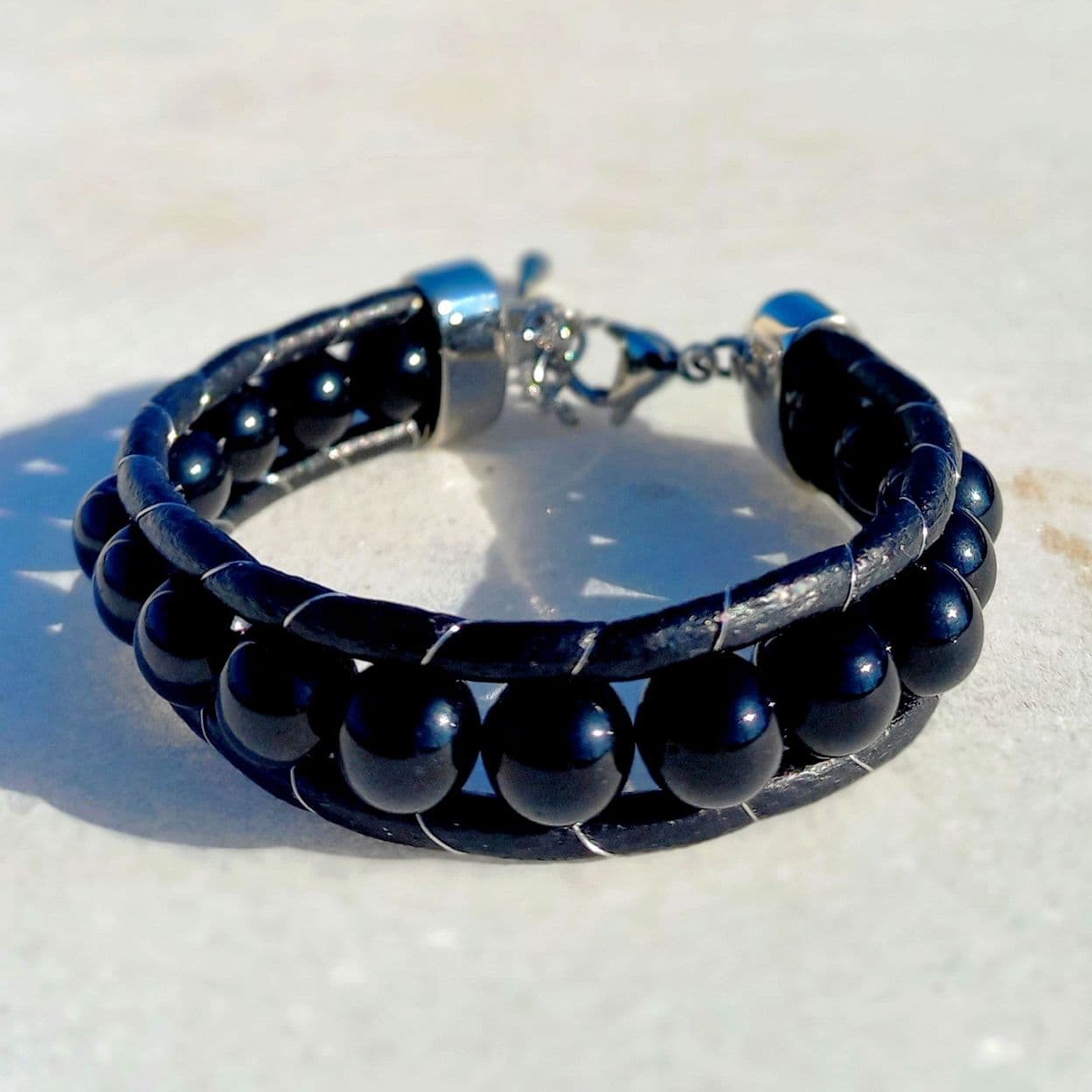 Купить Оникс глянцевый, кожа, сталь. Браслет женский кожаный из натуральных камней Оникс черный глянцевый (арт. DMBR021W)