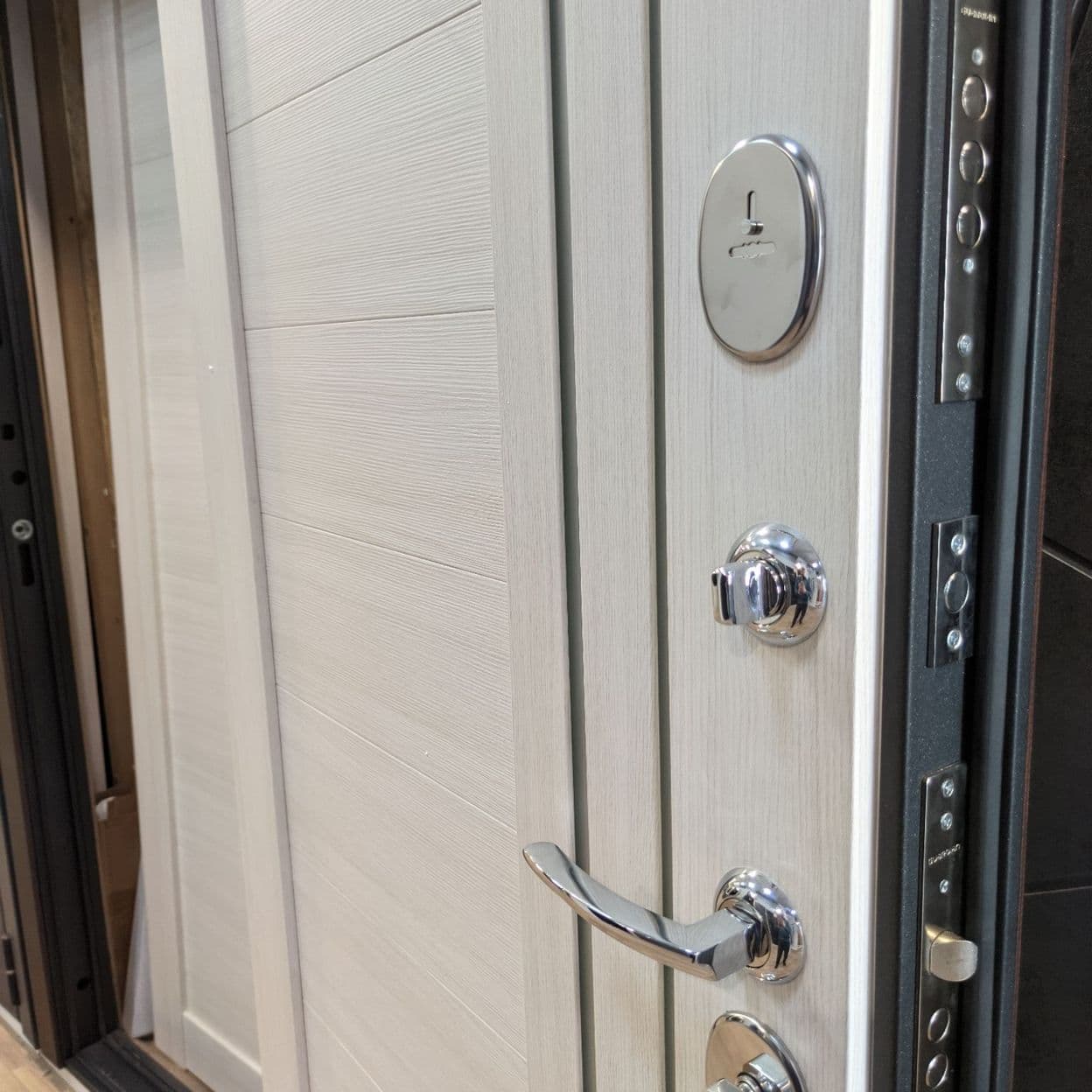 Купить Дверь входная "Фаворит", белый бьянко