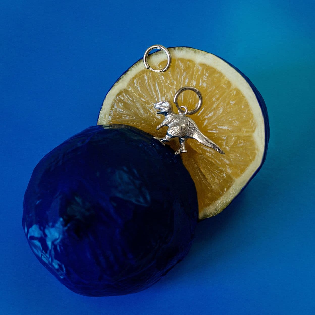 Купить ROAR SIDE Серьги асимметричные с подвесом динозавра, платинирование