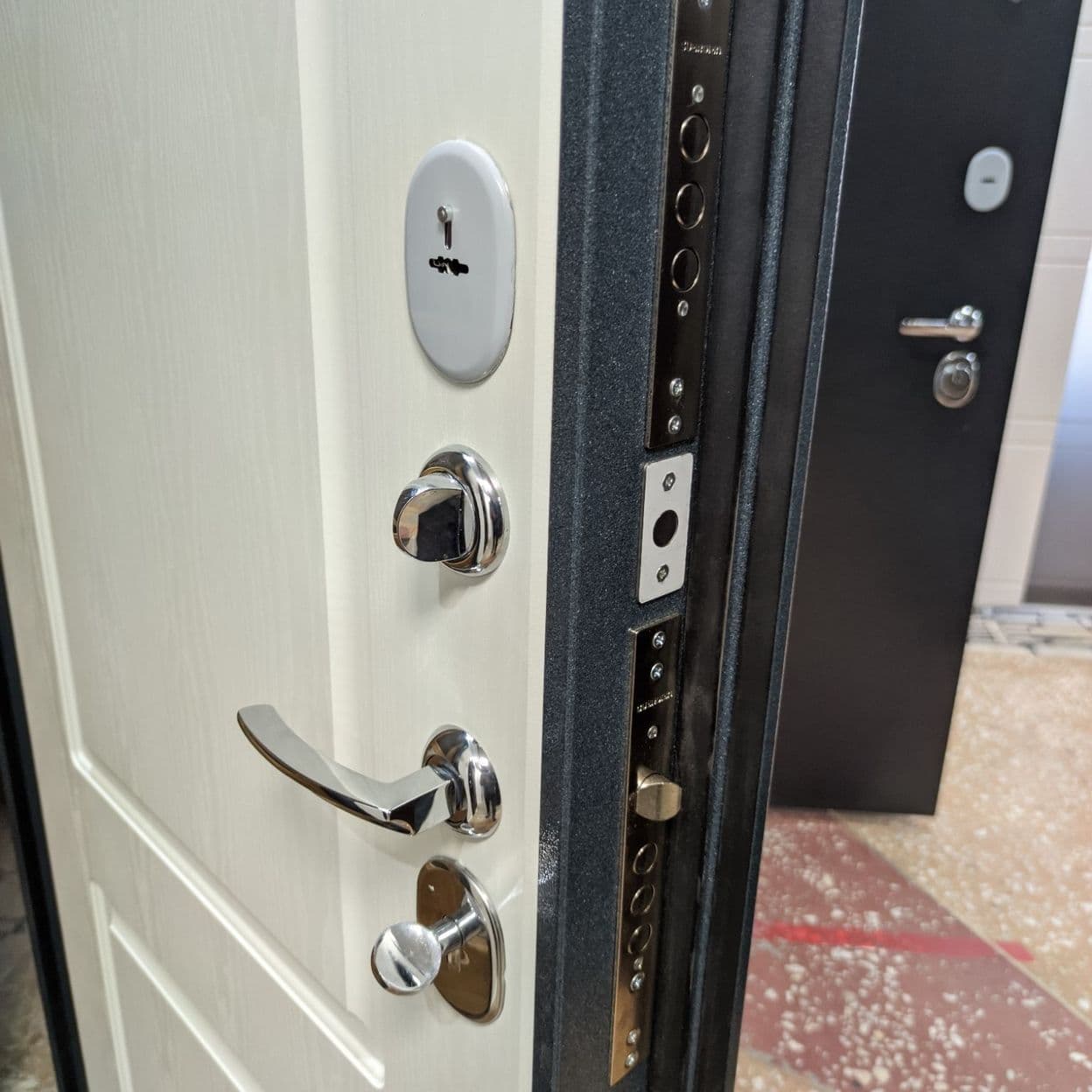 Купить Дверь входная "КЁЛЬН", ясень белый