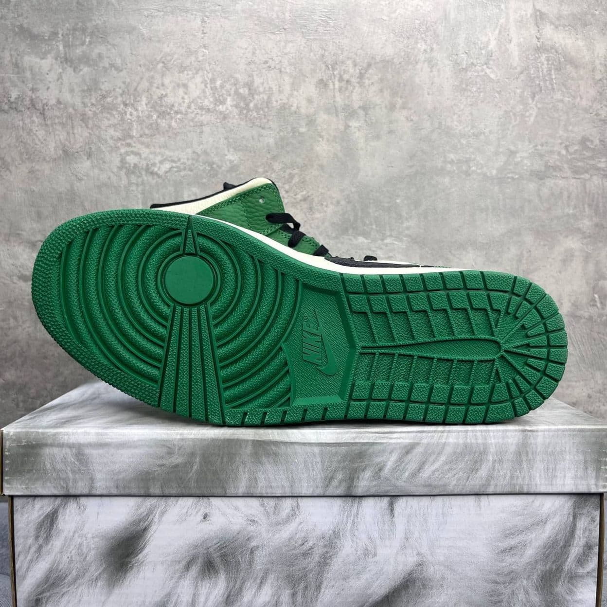 Купить Nike Air Jordan 1 Mid Green Toe