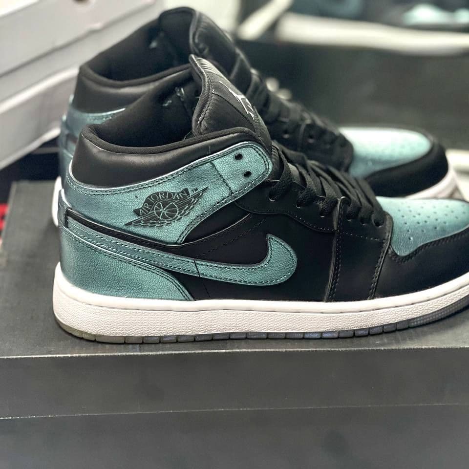 Купить Nike Air Jordan 1 Mid, Iridescent Black