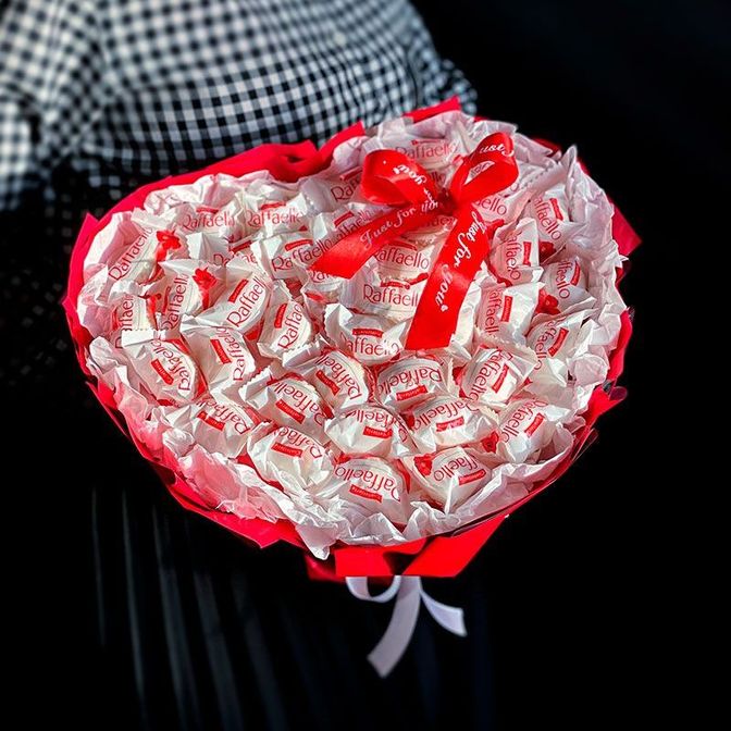 Букет сердце из конфет рафаэлло