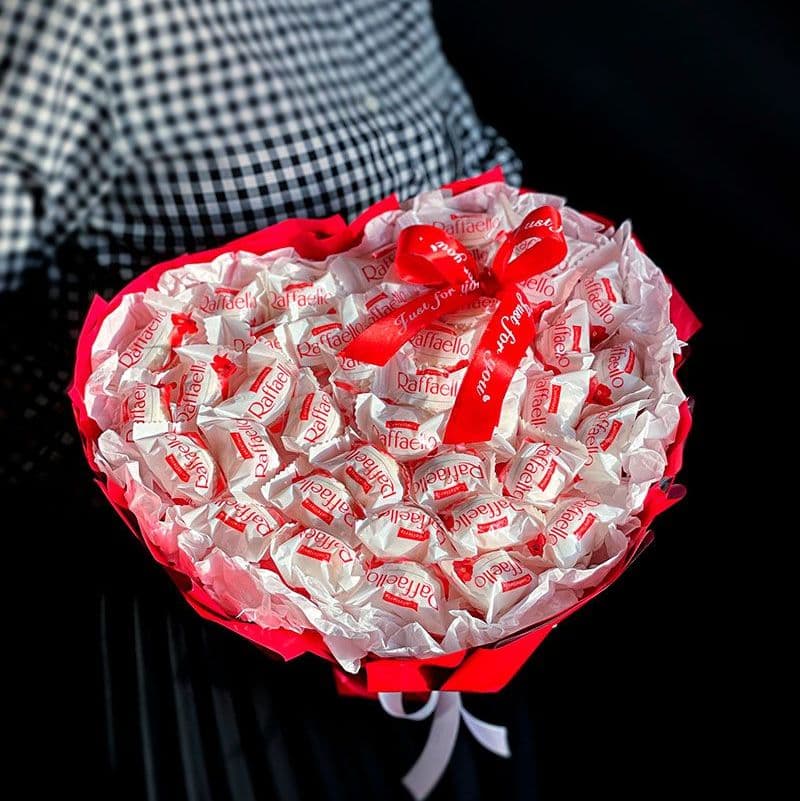 Купить Букет сердце из конфет raffaello арт. 401