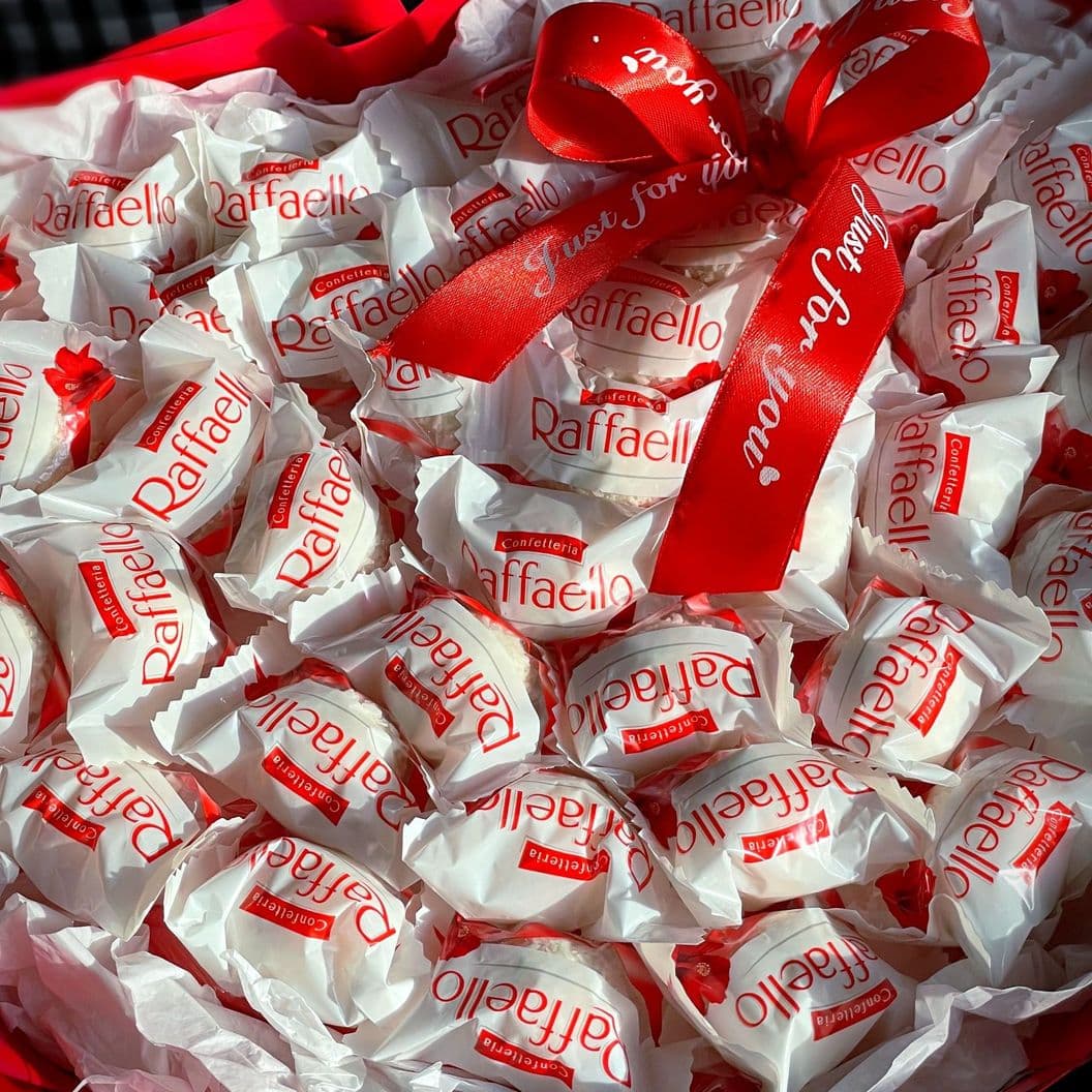 Купить Букет сердце из конфет raffaello арт. 401