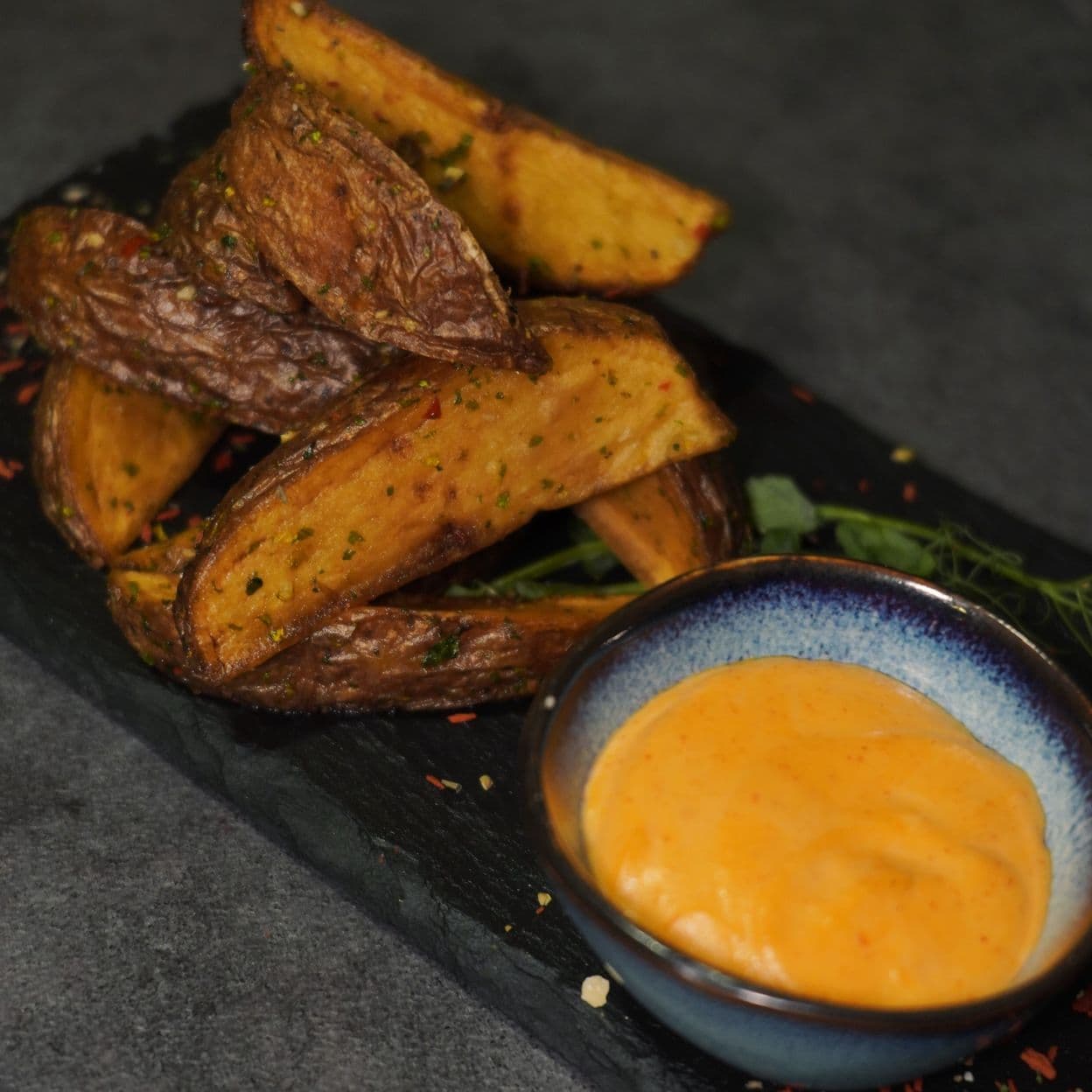 Купить Картофельные дольки с сырным соусом