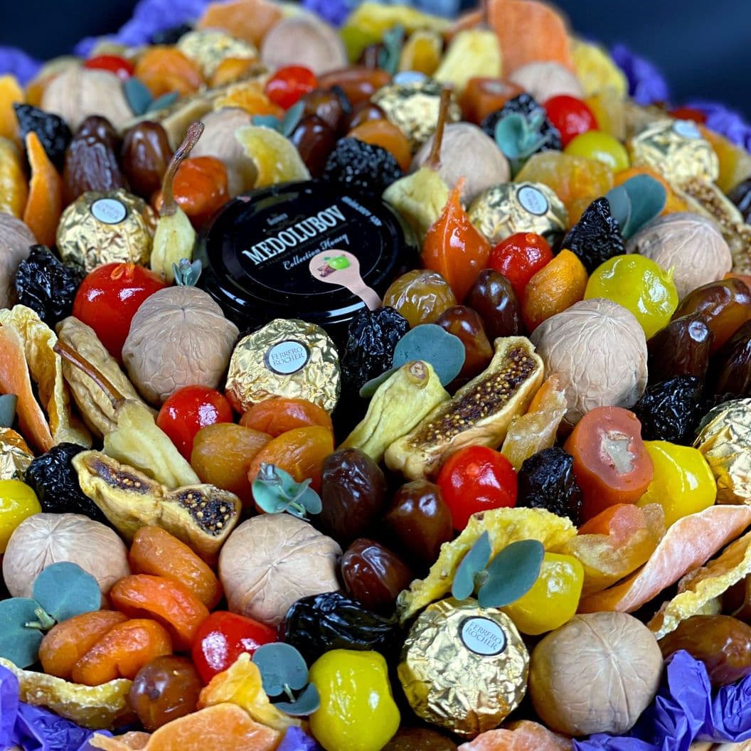 Купить Корзина из орехов и сухофруктов арт. 400