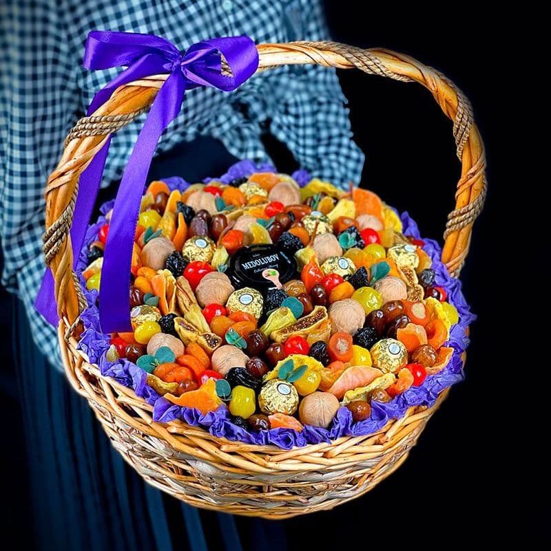 Купить Корзина из орехов и сухофруктов арт. 400