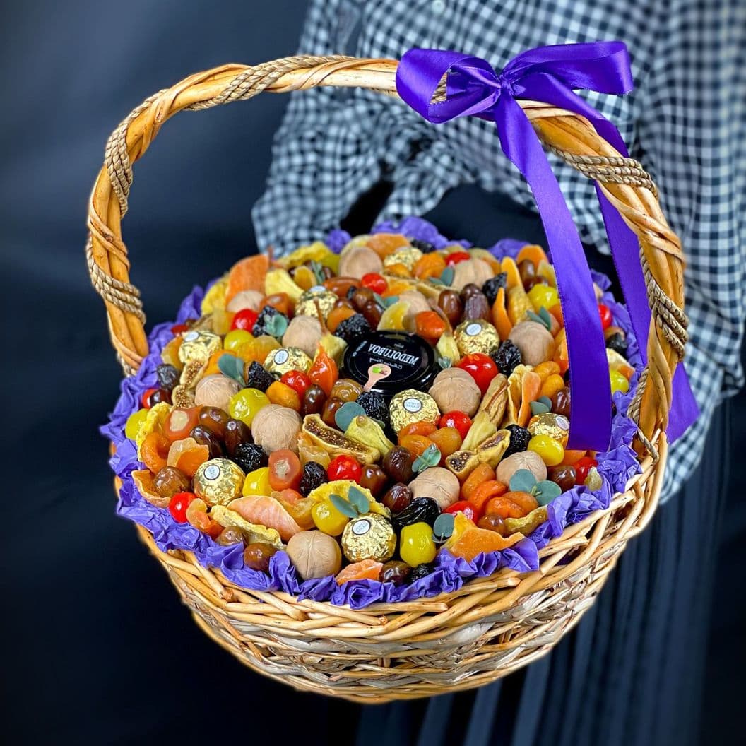 Купить Корзина из орехов и сухофруктов арт. 400