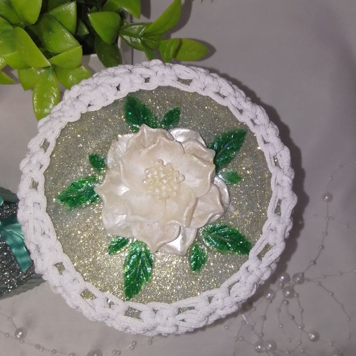 Купить Шкатулка бело-голубая, с цветком и с вязанкой  и белой вязанкой "Лотос"  ( надо нажать на фото, чтобы посмотреть все фотографии, к покупке прил