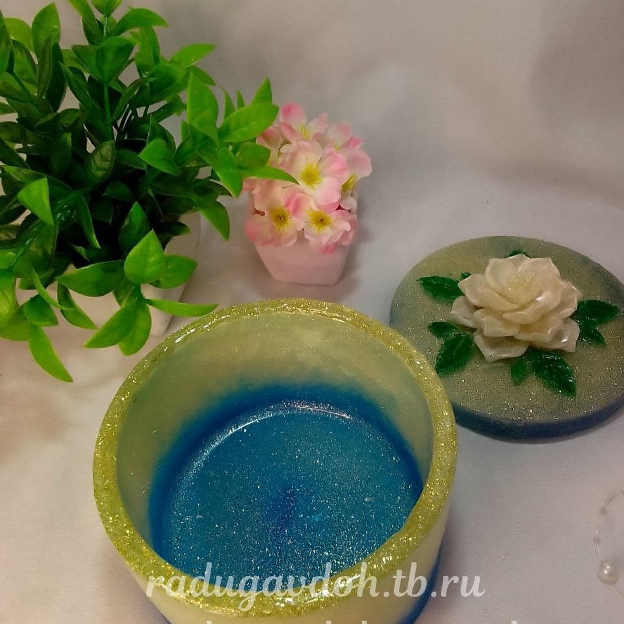 Купить Шкатулка бело-голубая, с цветком и с вязанкой  и белой вязанкой "Лотос"  ( надо нажать на фото, чтобы посмотреть все фотографии, к покупке прил