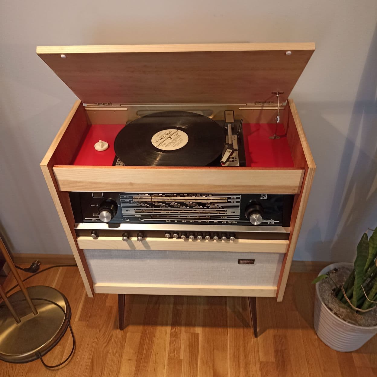 Купить Радиола Rigonda 102 с блютуз после реставрации в наличии