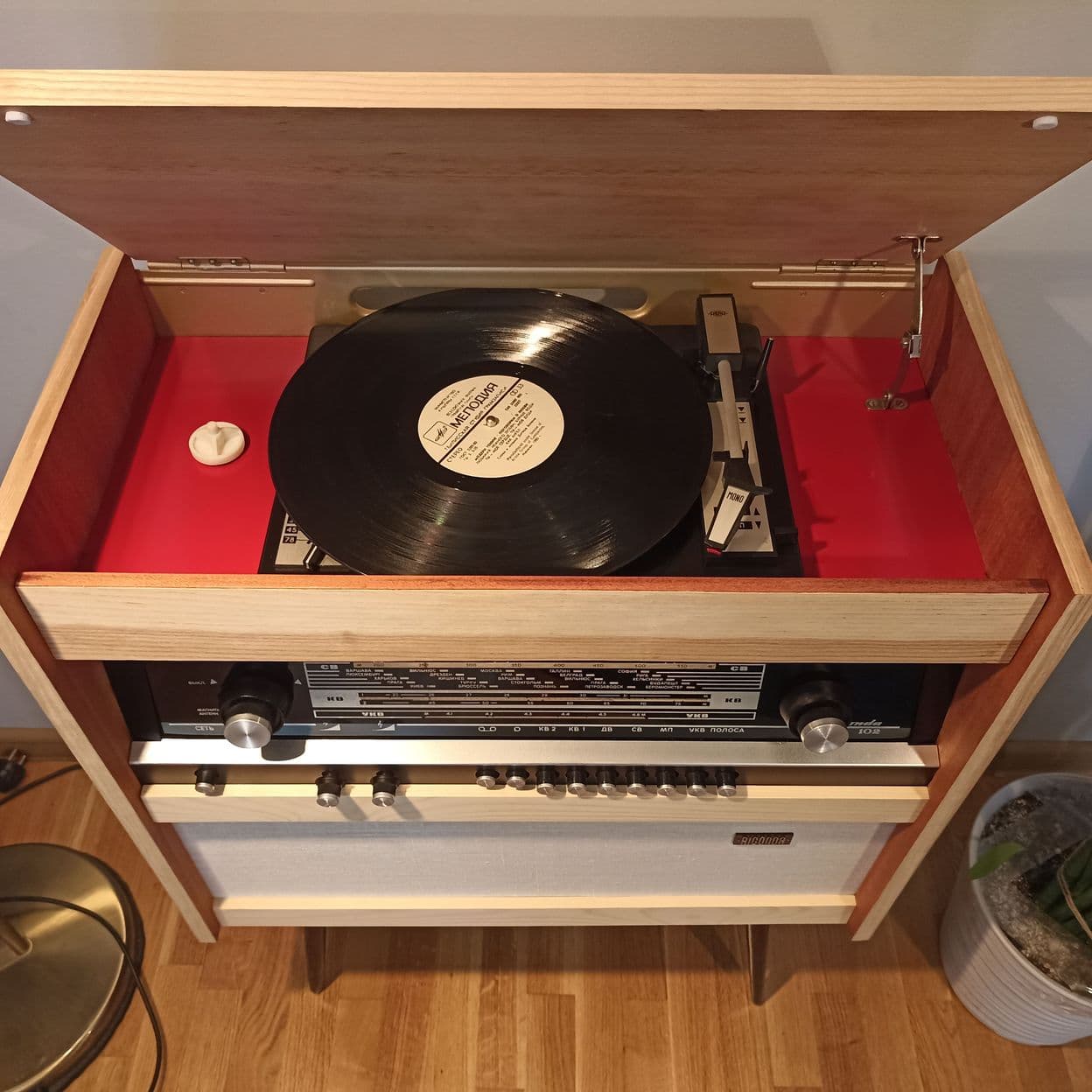 Купить Радиола Rigonda 102 с блютуз после реставрации в наличии