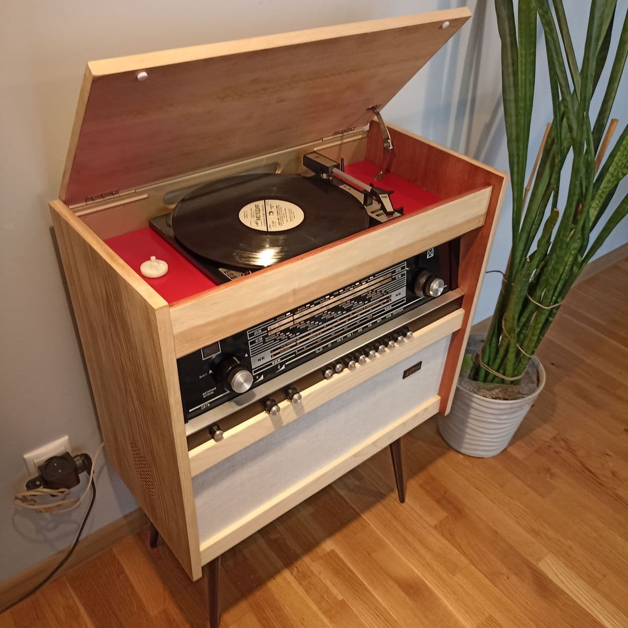 Купить Радиола Rigonda 102 с блютуз после реставрации в наличии