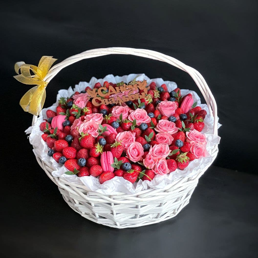 Купить Корзина из клубники и роз арт. 423