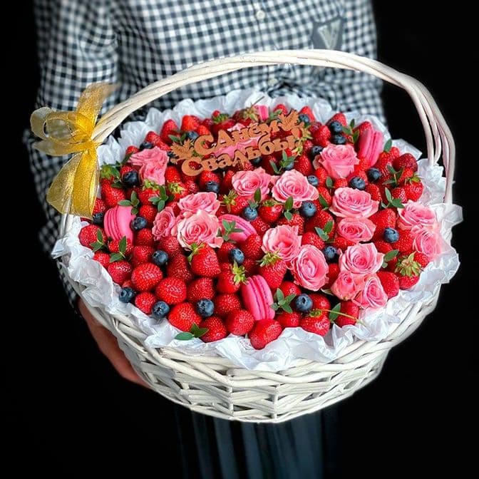 Корзина из клубники и роз