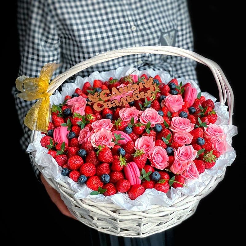 Купить Корзина из клубники и роз арт. 423