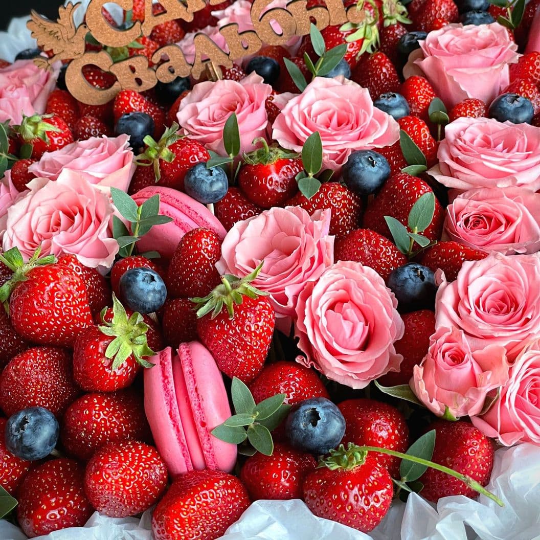 Купить Корзина из клубники и роз арт. 423